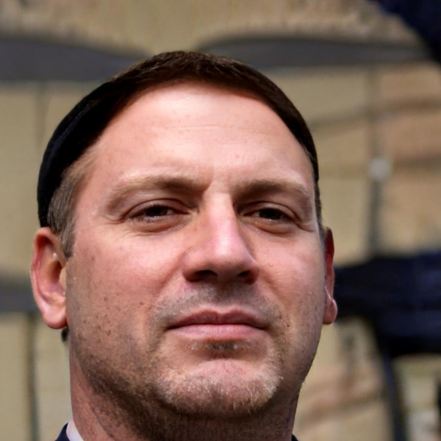 Аскар Досмагамбетов — ведущий преподаватель финансового моделирования